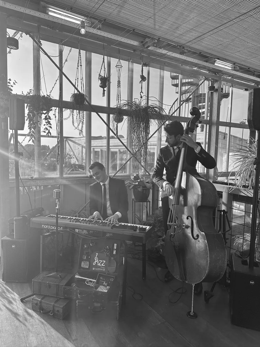 Pianist en contrabassist van JazzWerk tijdens een ontvangst