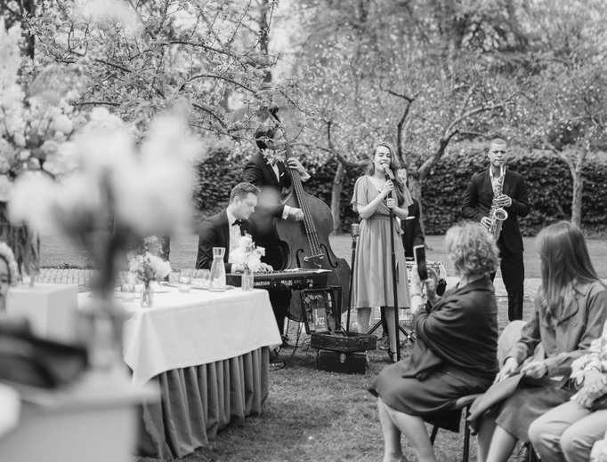 JazzWerk speelt live tijdens een ceremonie in de buitenlucht