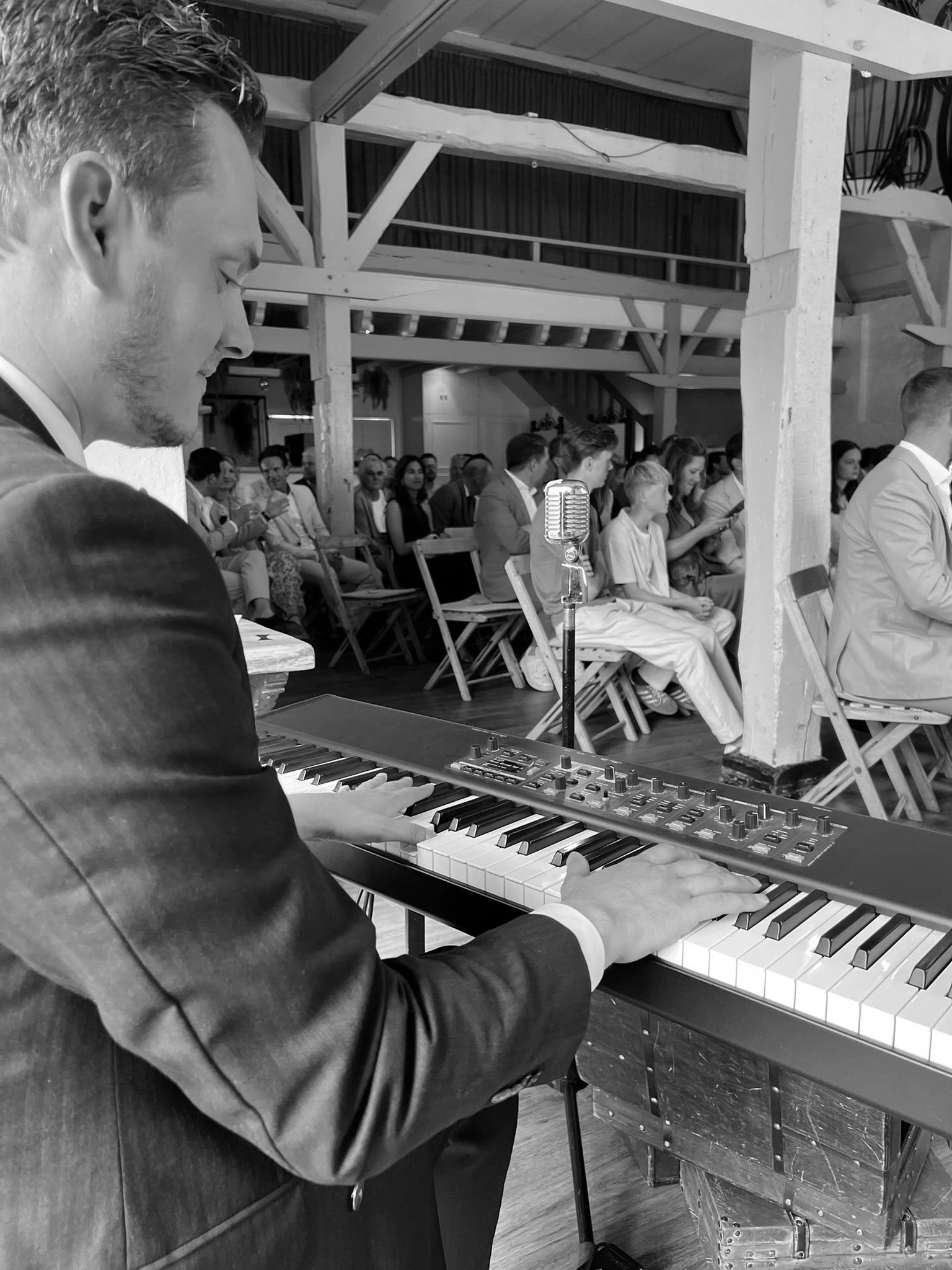Pianist van JazzWerk speelt tijdens een ceremonie