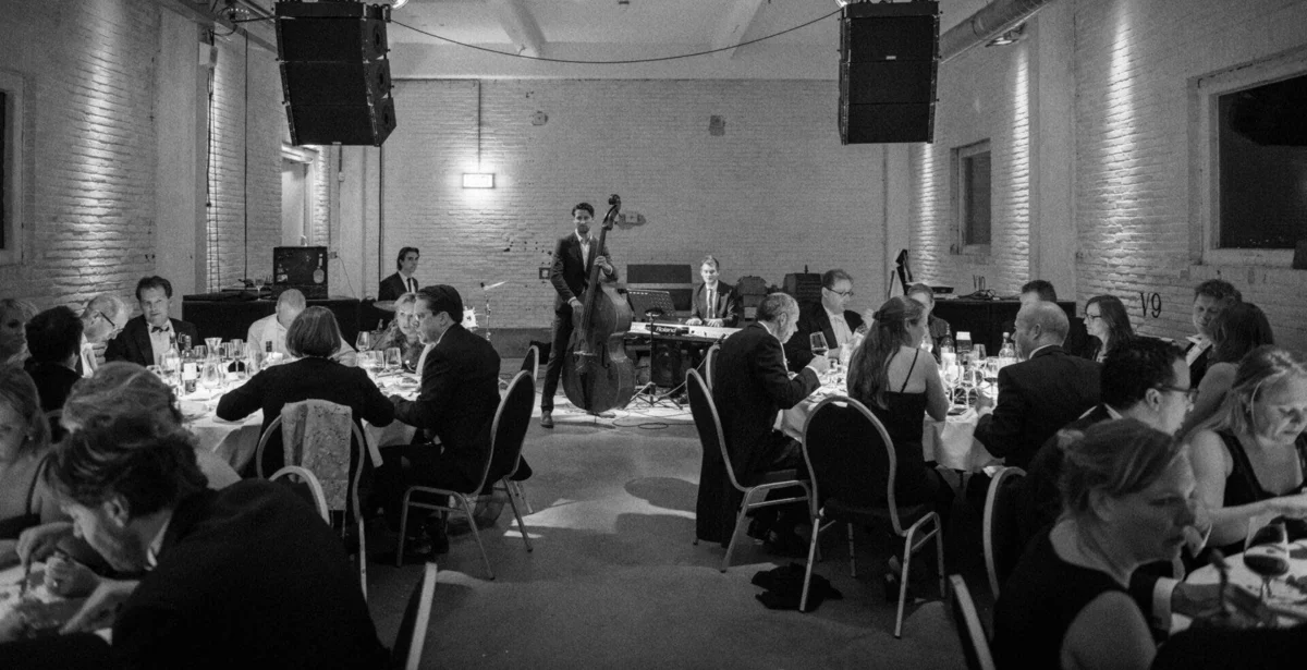 Sfeervol gedekte zaal voor een diner met live jazz