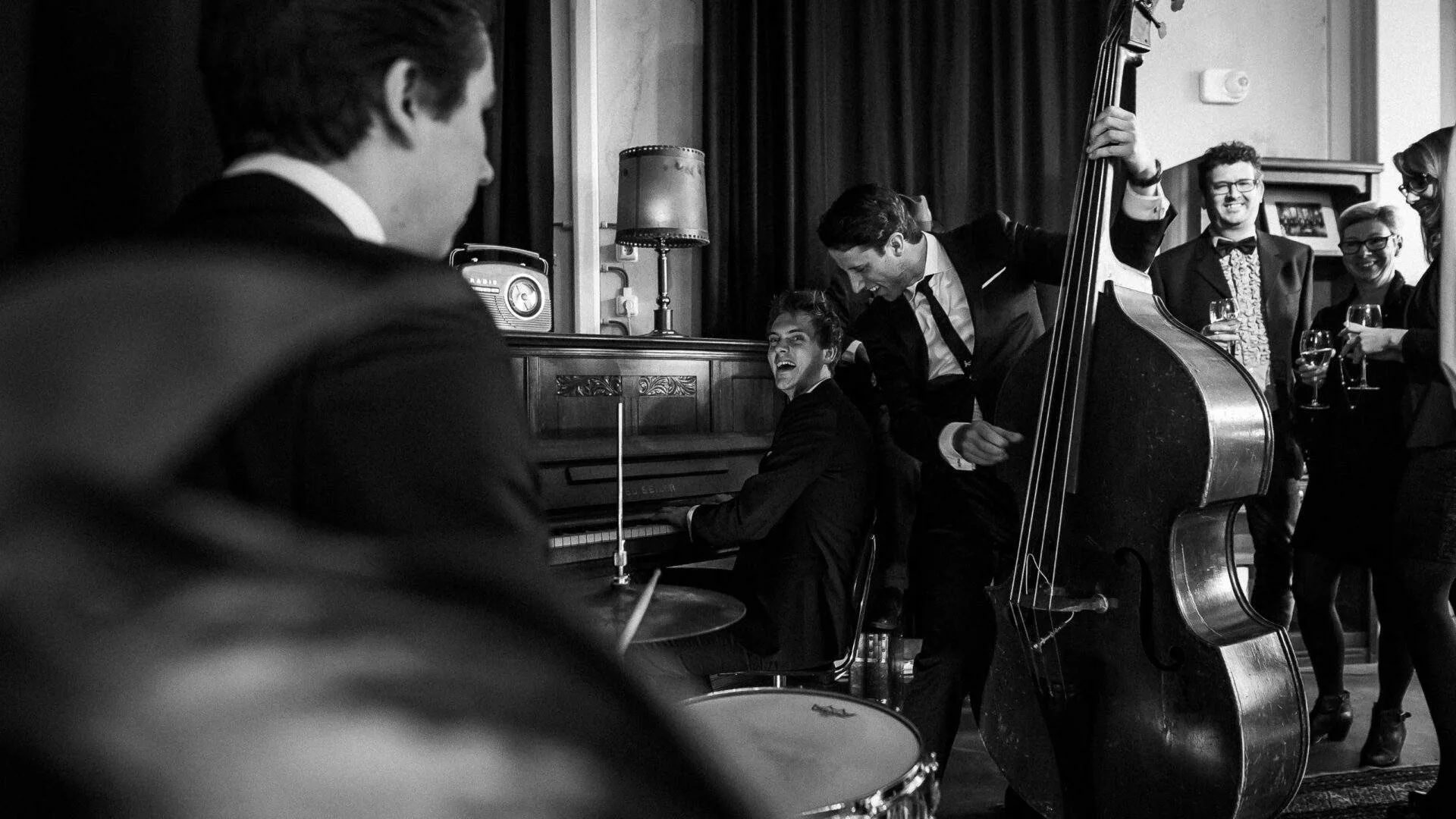 JazzWerk-muzikanten maken samen met gasten muziek rond de piano