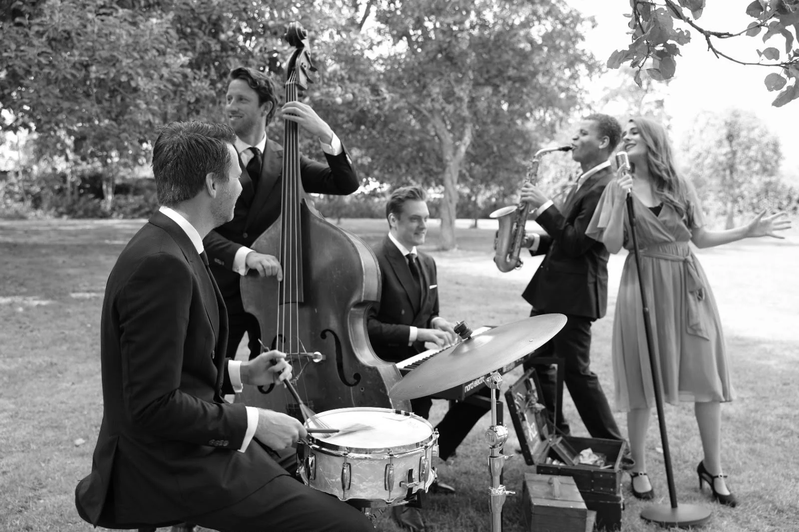 JazzWerk speelt met volledige bezetting buiten tijdens een bruiloft